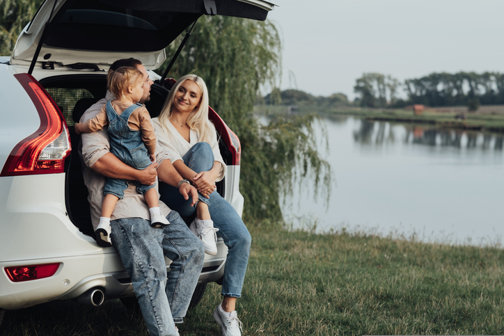 Familj som tittar på en ny bil hos handlaren